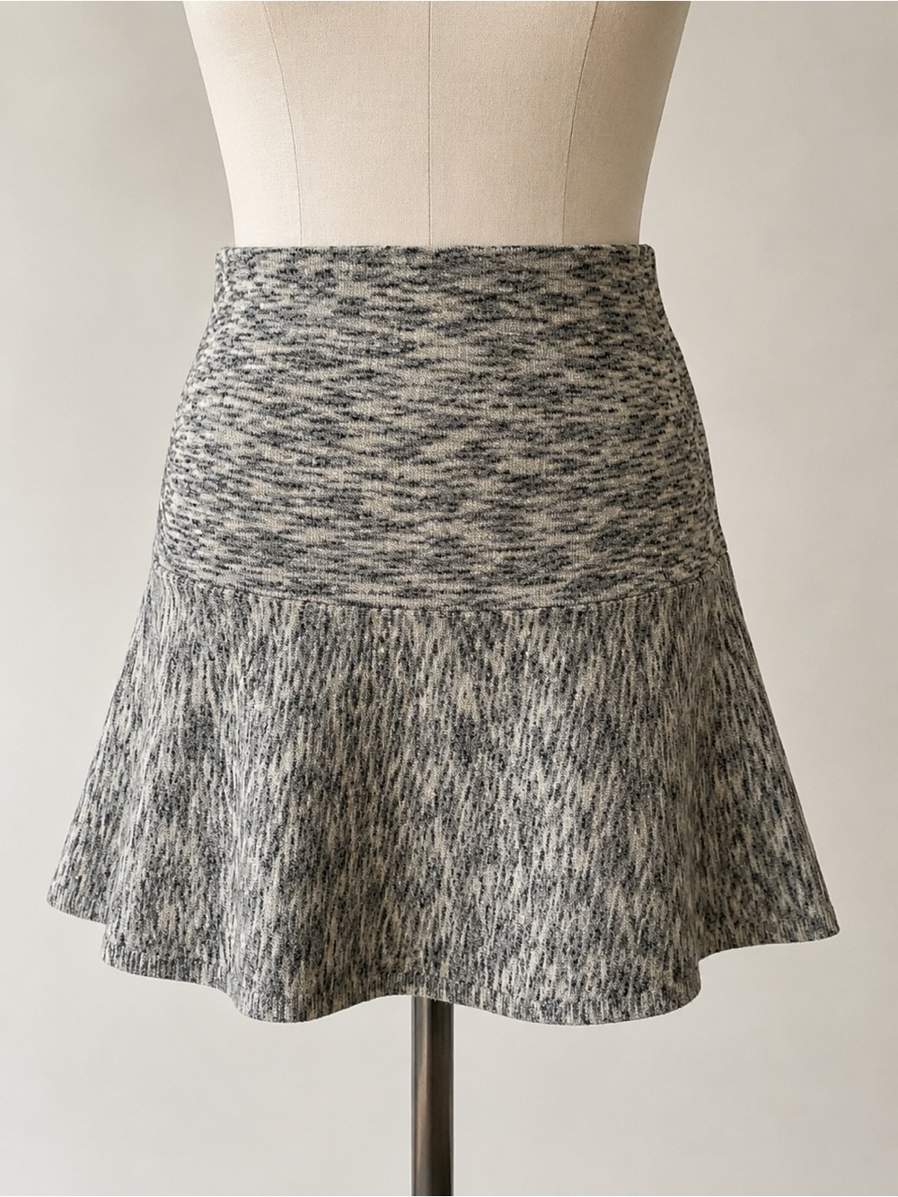 Theory Gida Wool Knit Flare Mini Skirt Petite P Gray Black
Evian Space